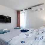 Апартаменты Apartmans And Ana Трогир